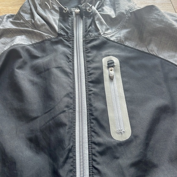 Under Armour Shell - Picture 3 of 4